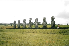 Lech Pilecki przy platformie Ahu Akivi – jedynym miejscu na wyspie, gdzie wszystkie moai zwrócone są twarzami ku oceanowi. Fot. archiwum prywatne.
