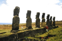 W otoczeniu tajemniczych moai – Lech Pilecki na jednym z najważniejszych stanowisk archeologicznych Rapa Nui. Fot. archiwum prywatne.