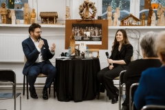 Adam Jakuć i Anna Naumiuk-Jakuc podczas spotkania autorskiego poświęconego premierze książki „Włodzimierz Naumiuk. Zanim przemówią rzeźby” w Miejskim Ośrodku Animacji Kultury w Zabłudowie. Fot. Marcin Ciuchniecki